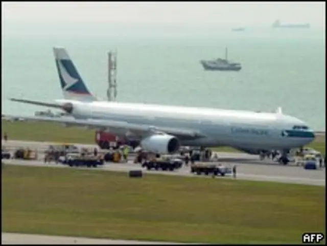 在香港機場緊急降落的國泰航空客機