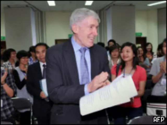 Thứ trưởng Robert Hormats
