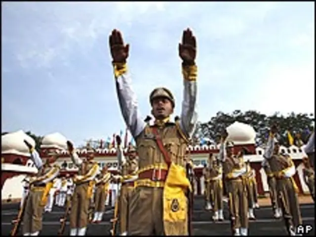 印度中央工业安全部队新毕业助理指挥官在海得拉巴宣誓（13/4/2010）