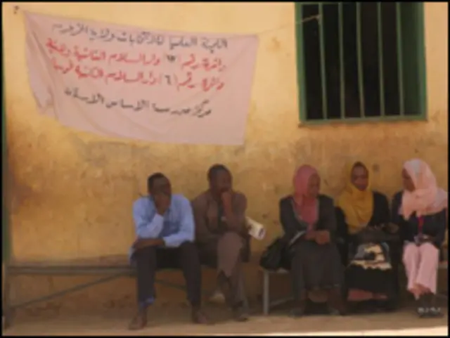 سودانيون امام مكتب اقتراع