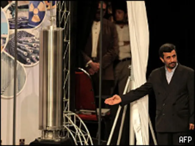 Президент Ирана демонстрирует новую центрифугу