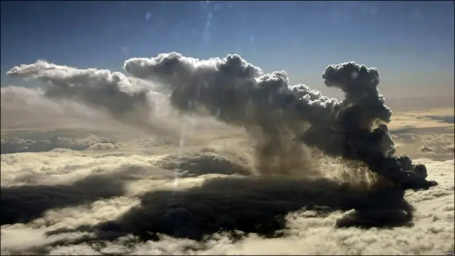 Nube negra producida por el volcán