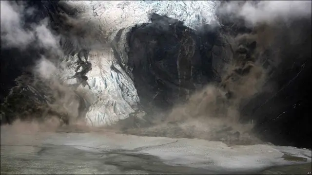 Volcán en erupción bajo el glaciar Eyjafjallajokull