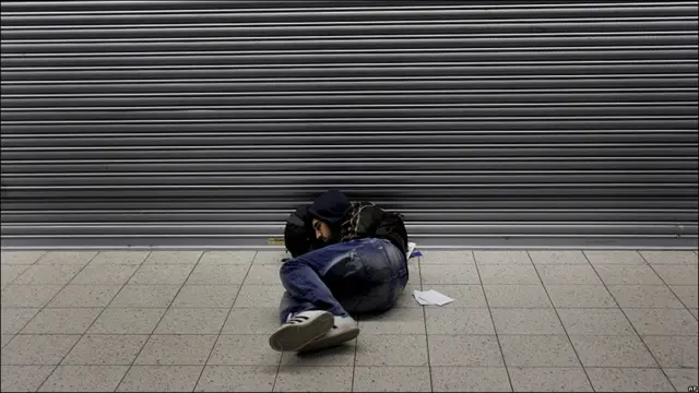 Un hombre duerme en el aeropuerto de Luton, Inglaterra
