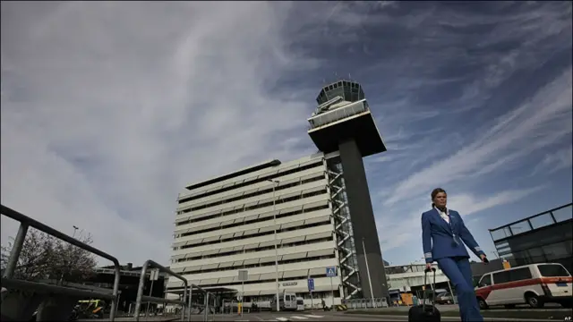 Una aeromoza de KLM retirándose del aeropuerto de Ásmterdam