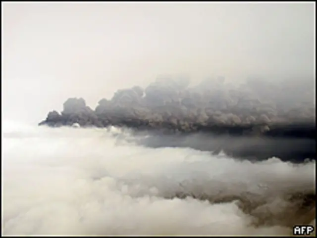 Nube de ceniza causada por el volcán islandés vista desde un helicóptero