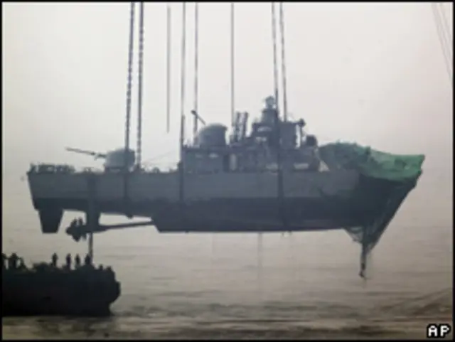 Kapal perang Cheonan milik Korsel diangkat