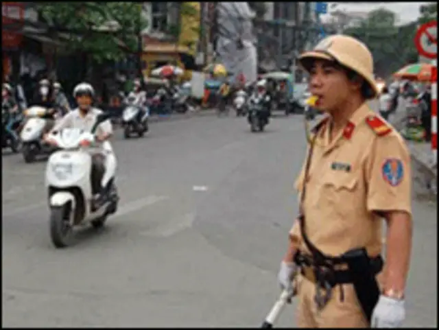 Cảnh sát giao thông đã thử nghiệm đội mũ cối