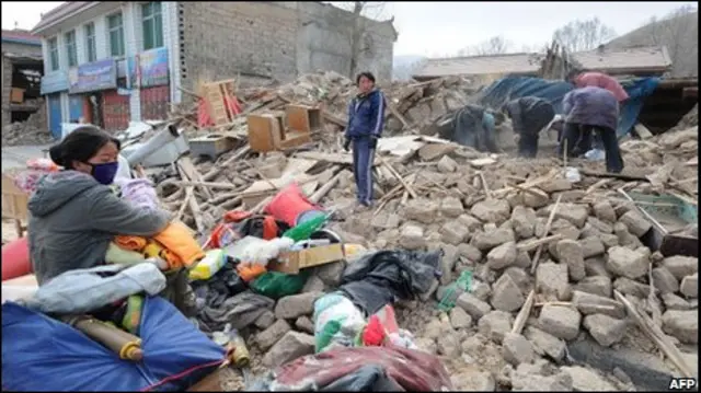 Penduduk di Yushu, 16 April