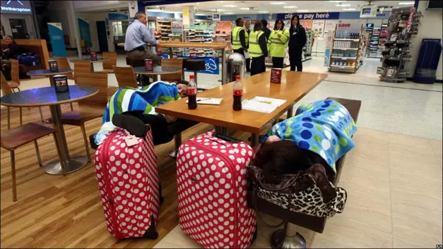 Фоторепортаж: авиасообщение в Европе нарушено