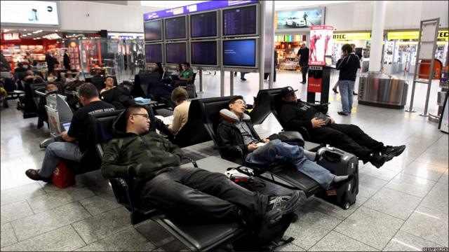 Фоторепортаж: авиасообщение в Европе нарушено