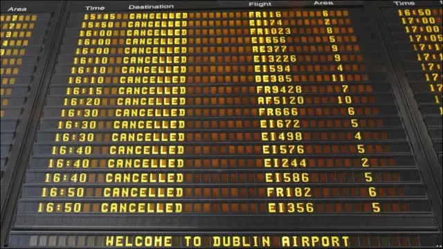 Фоторепортаж: авиасообщение в Европе нарушено