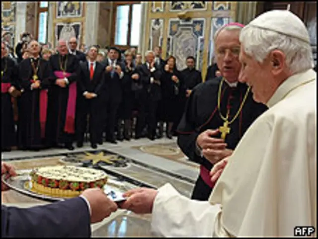 El Papa Benedicto XVin recibe una tarta por su 83 cumpleaños