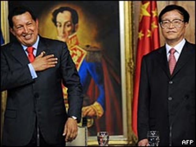 查韦斯（左）与张国宝在总统府见证签署仪式（17/4/2010）