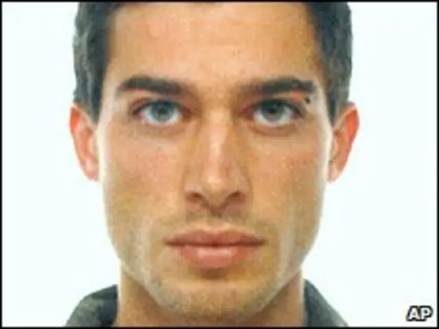 مايو پاګاني يو له نيول خوشي شوو ايټالويانو دی.