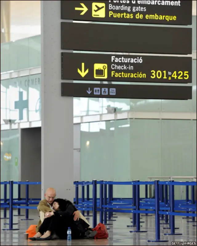 Una pareja esperando a volar