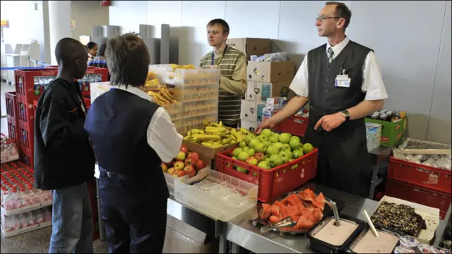 Trabajadores del aeropuerto reparten comida
