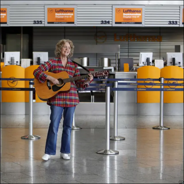 Mujer tocando la guitarra y cantando