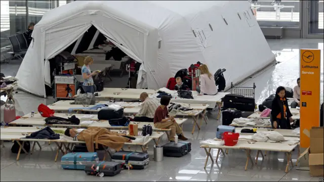 Tienda de campaña improvisada en el aeropuerto de Munich