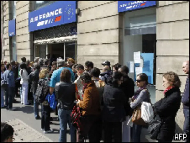 Fila de passageiros da Air France em Paris