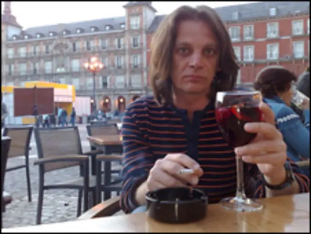 Заказал сангрию и стал внимательно слушать румынских цыган, в исполнении которых "Хава нагила" плавно перетекала в "Очи черные"