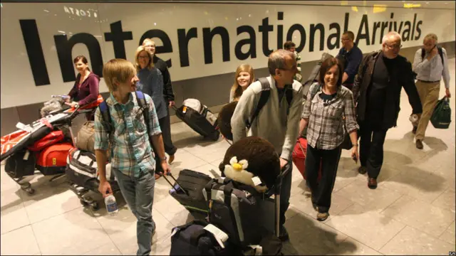 Primeros pasajeros llegando a destino