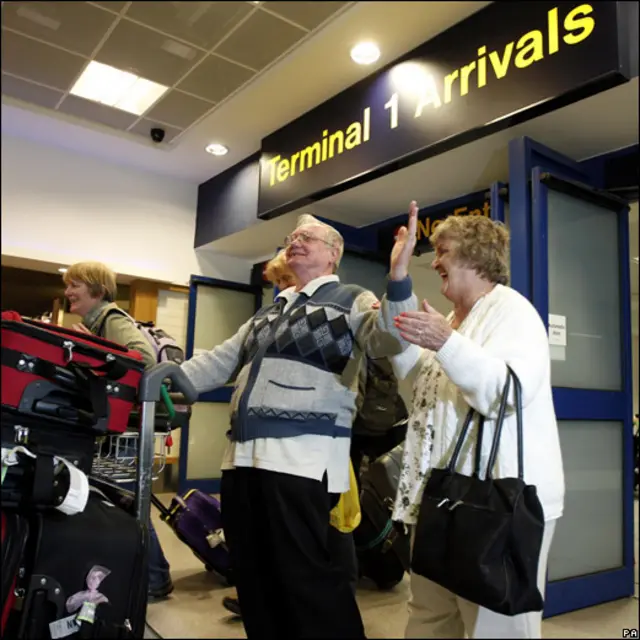 Pasajeros llegan a Manchester desde Creta.