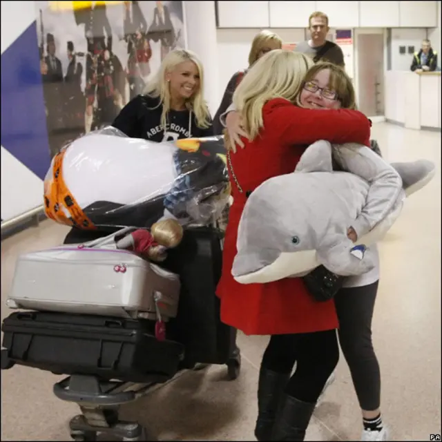 Una niña se abraza a su madre