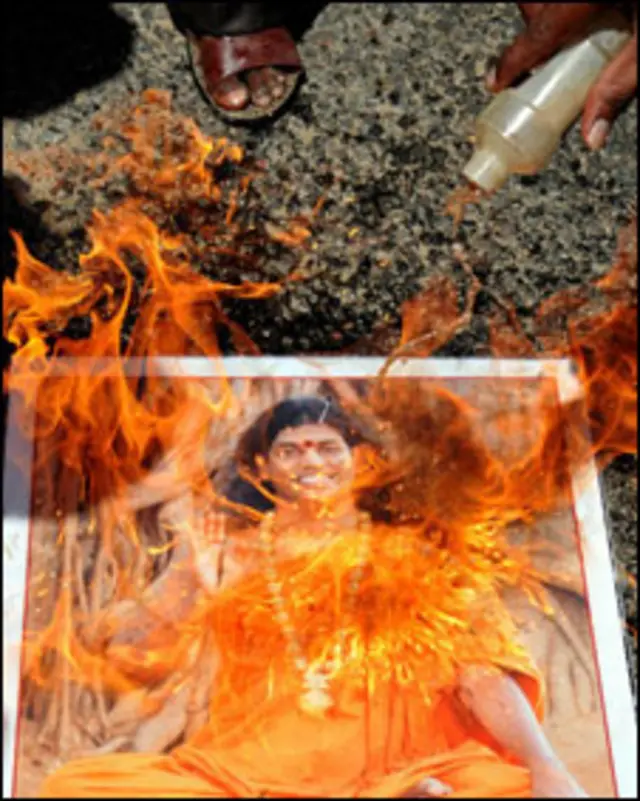 नित्यानंद स्वामी के खिलाफ़ विरोध प्रदर्शन