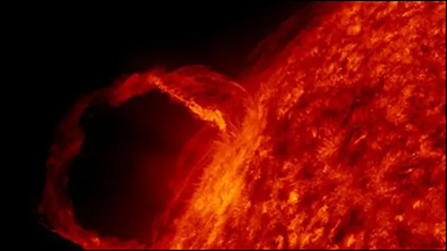 सुरज से निकल रहे सुपर गर्म गैसों की उछाल लाखों किलोमीटर तक की है.