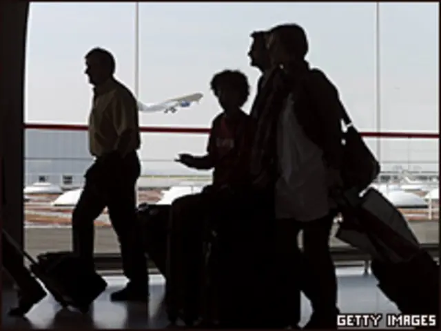 Pasajeros en el aeropuerto de Charles de Gaulle de París