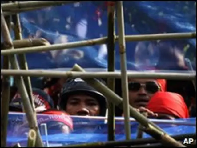 Massa Baju Merah membangun barikade berlapis-lapis di Bangkok