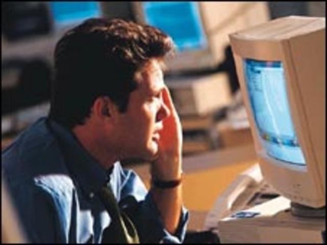 Un hombre mirando una computadora