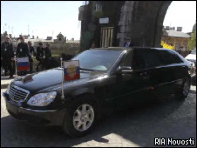 Автомобиль президента России Дмитрия Медведева в Кракове (Польша) 18 апреля 2010 года