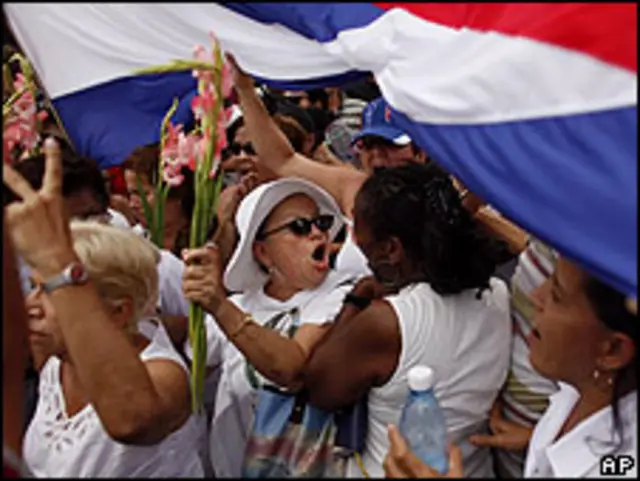 Laura Pollan, líder de las Damas de Blanco, con anteojos