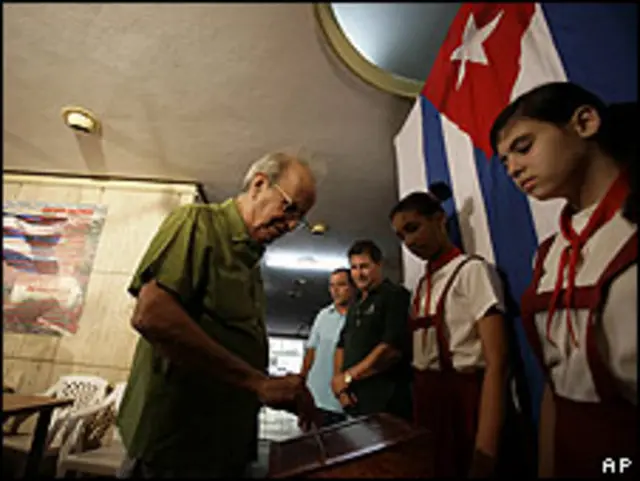 El presidente de la Asamblea Nacional de Cuba, Ricardo Alarcón, deposita su voto en las elecciones municipales