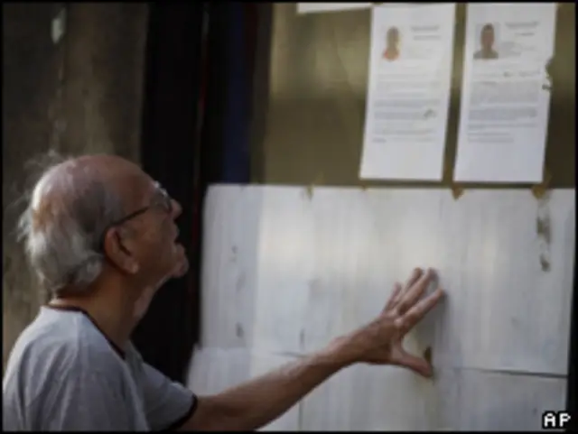 Votante revisa registro electoral durante votación municipal en Cuba