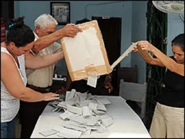 Conteo de votos en elecciones municipales de Cuba (foto de Raquel Pérez)