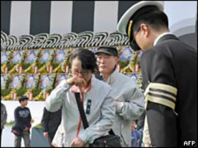 遇难水兵家属在葬礼上哭泣