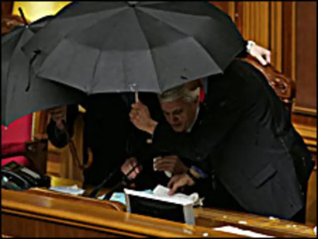 Володимир Литвин під парасолькою.