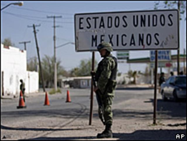 Soldados patrullan cerca de la frontera México-Estados Unidos en la ciudad de Caseta, Valle de Juárez