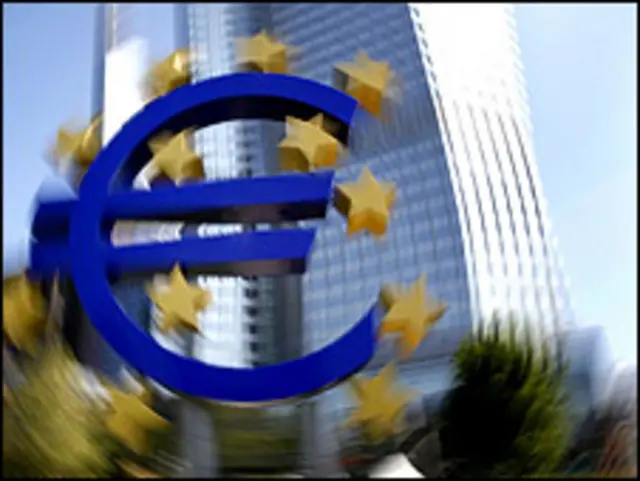 Знак евро на фоне небоскреба