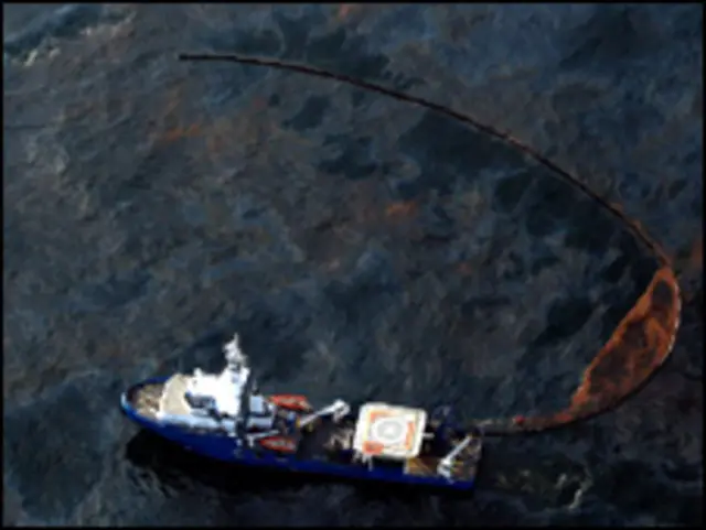 Berbagai teknik diterapkan untuk mengatasi tumpahan minyak di Teluk Meksiko