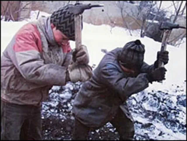 діти копають вугілля в Торезі