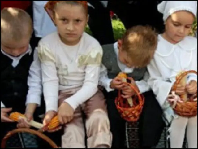 Ці діти лущать кукурудзу в рамках фестивалю тієї ж таки кукурудзи. Традиційно дитяча праця в Україні часто використовувалася в сільському господарстві, і багато хто не розуміє, в чому тут проблема. Фото УНІАН