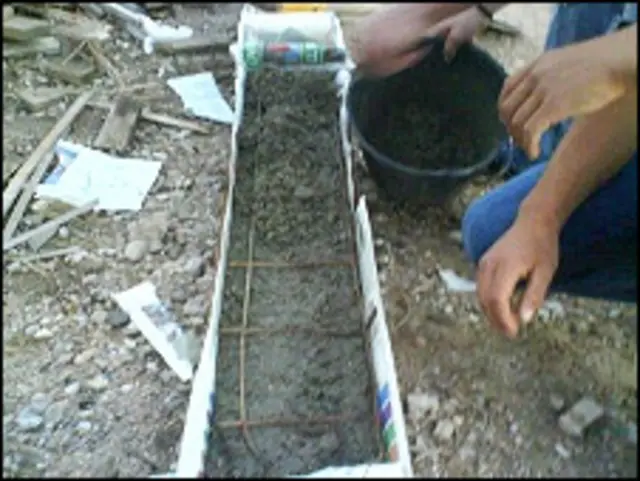 Estudiante haciendo pruebas de laboratorio.