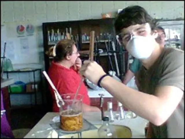 Estudiante en laboratorio