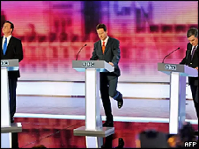 Da esquerda para a direita: David Cameron, Nick Clegg e Gordon Brown