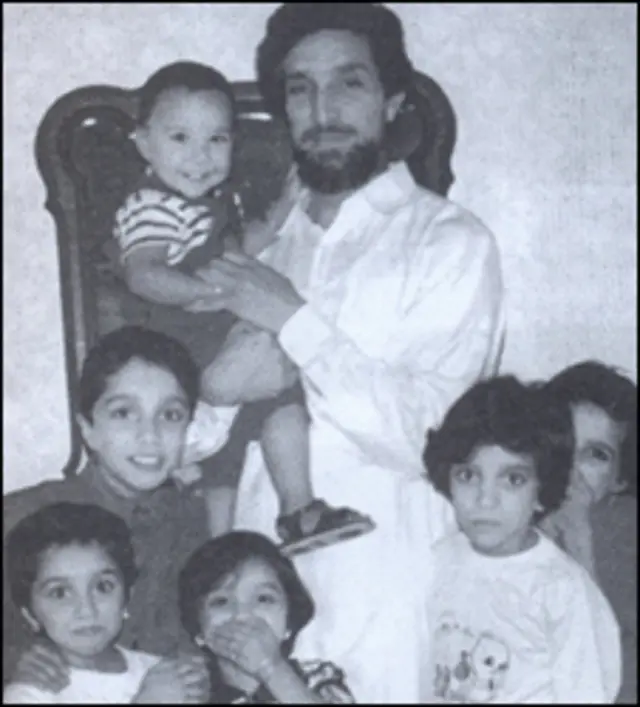 مسعود در کنار فرزندانش