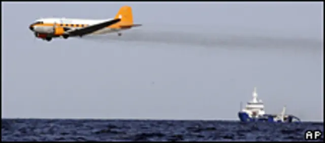 Avión que dispersa químicos sobre la mancha de petróleo